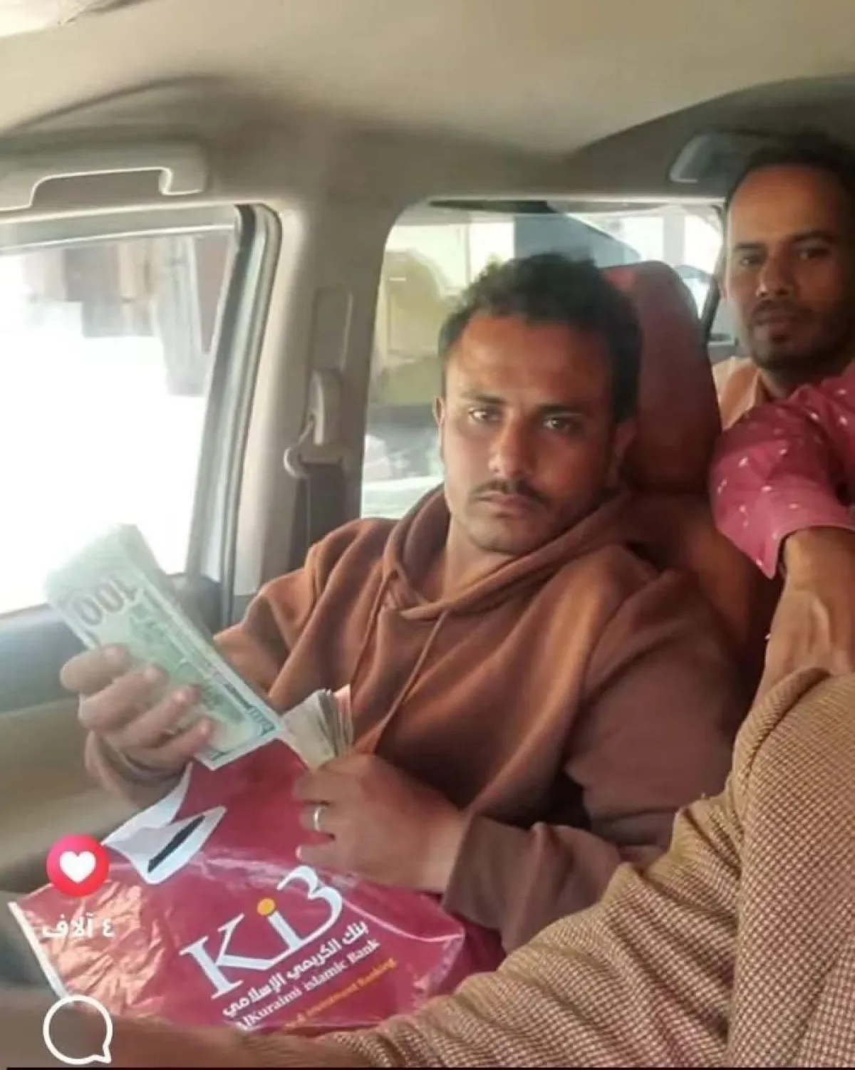 أمانة تُلهم الشارع التعزي.. مواطن يعيد آلاف الدولارات لصاحبها بعد العثور عليها