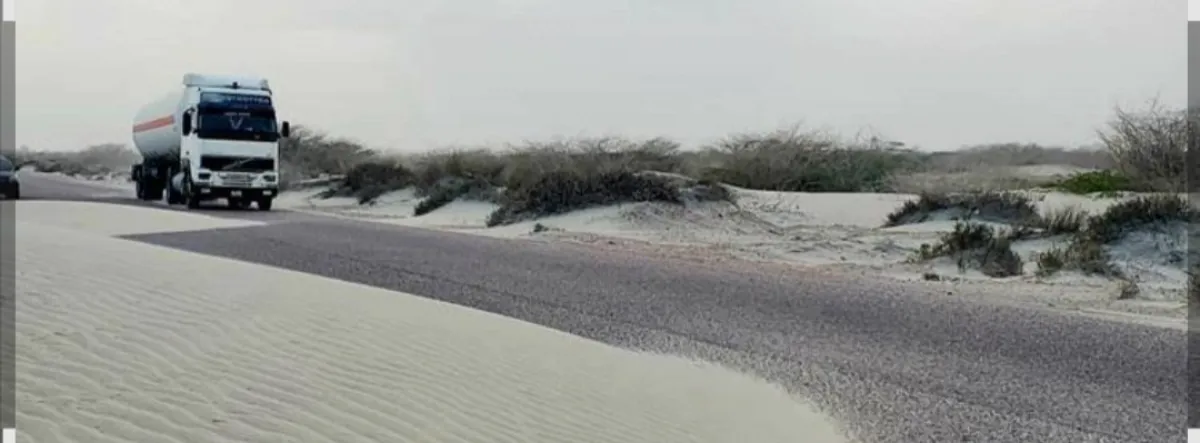 حريق هائل في شاحنة نقل على الطريق الساحلي بشبوة