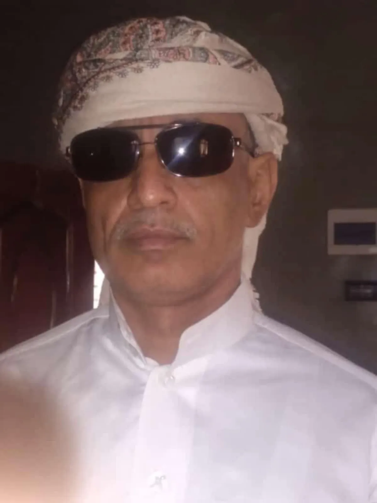 صحفي يمني يبدأ إضراباً مفتوحاً عن الطعام احتجاجاً على توقف المرتبات