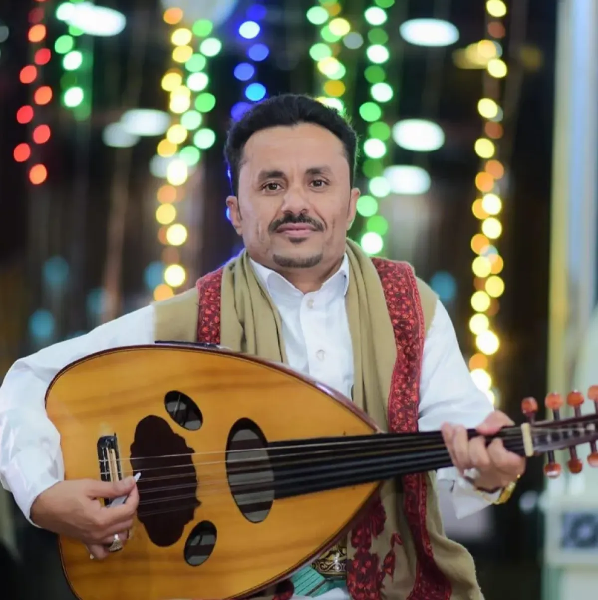 مليشيا الحوثي الإرهابية تواصل حربها على الفن .. اعتداء وحشي على فنان شعبي وحرق آلته في عمران