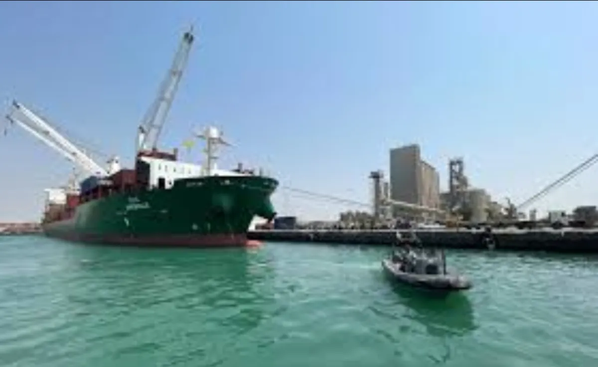 أرسلت سفينة أسلحة إلى اليمن والسودان .. إيران تحرّك ذراعها الحوثية تجاه البحر الأحمر