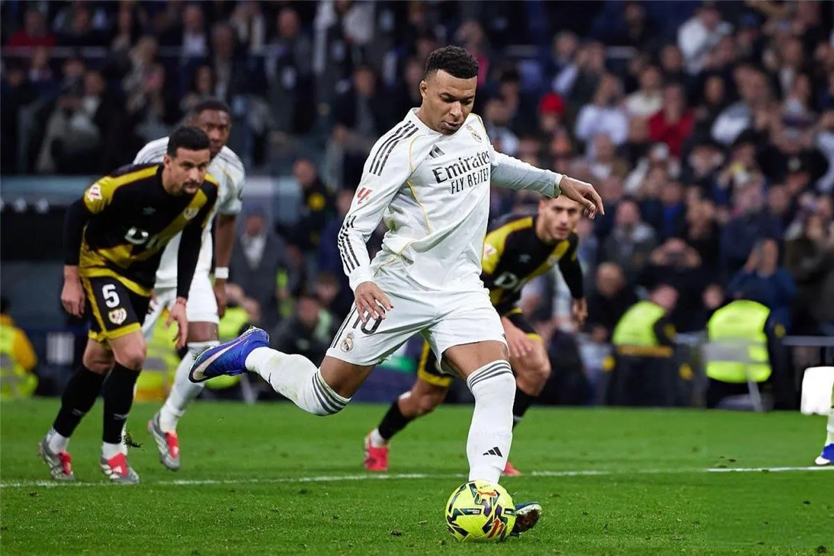 مبابي يكتب التاريخ: ركلة جزاء نادرة تهدي الريال فوزاً دراماتيكياً أمام رايو