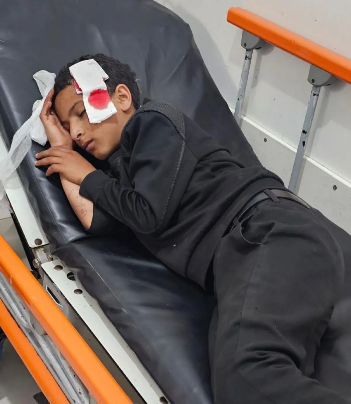 قناص حوثي يحول طفولة تعز إلى هدف… إصابة طفل بجروح بالغة جنوب المدينة