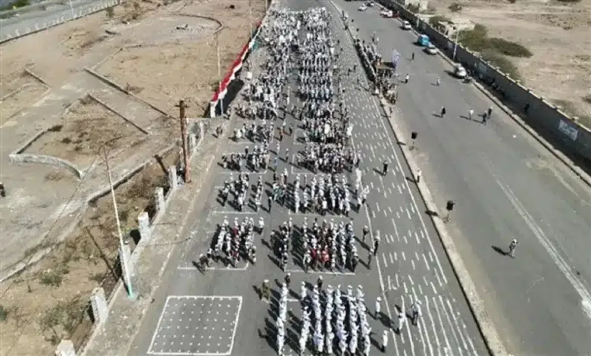 الحديدة رهينة البنادق: الحوثي يحوّل الجامعات والمدارس إلى معسكرات قسرية ويقايض الجوع بالاستعراضات