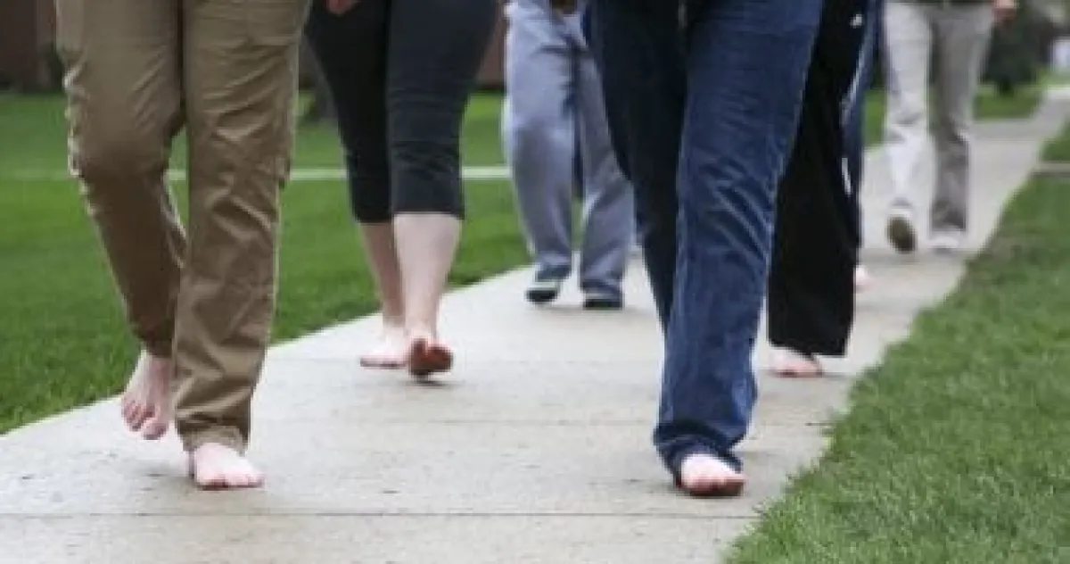 "التأريض": المشي حافي القدمين يقضي على التوتر ويقلل الالتهاب بفعالية