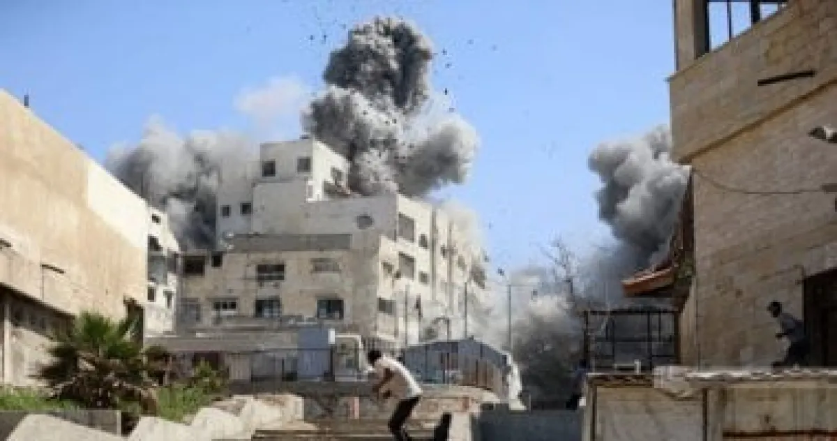 تصعيد إسرائيلي متواصل: قصف جوي ومدفعي وعمليات هدم واعتقال في غزة والضفة