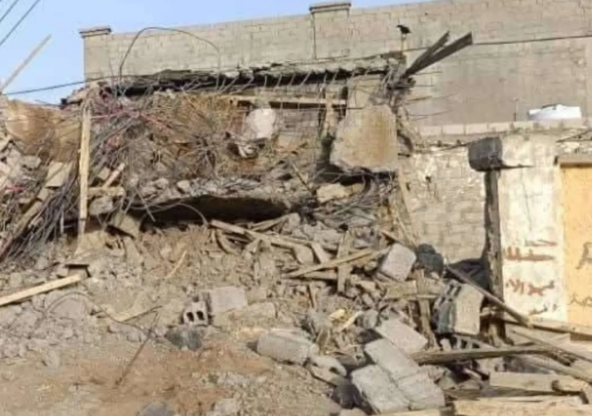 هدم وتسوية منزل عشوائي بالأرض في البريقة ومالكه يناشد محافظ عدن بتعويضه