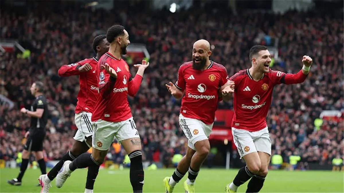 يونايتد يهزم توتنهام بثنائية ويشدد قبضته على المركز الرابع بالبريميرليج