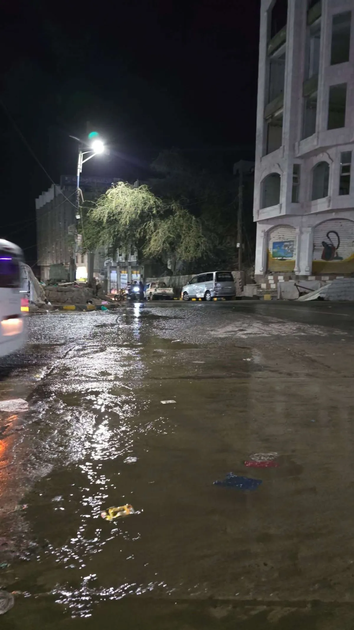 مياه مهدرة في شوارع تعز… كسور أنابيب تُغرق سوق الصميل وتفاقم معاناة العطش