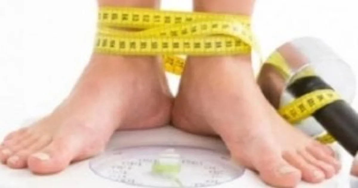 لماذا يتأرجح وزنك يوميًا؟ أسباب تقلّب الوزن الخادعة وطرق الثبات