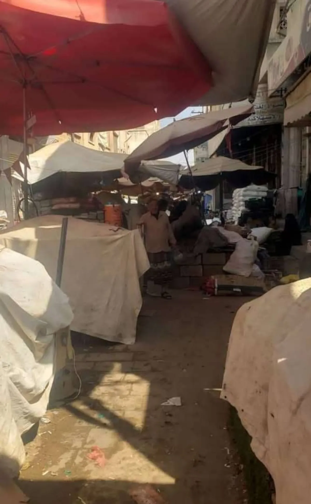 باعة الخضار في تعز يغلقون بسطاتهم بالسوق المركزي احتجاجًا على الجبايات