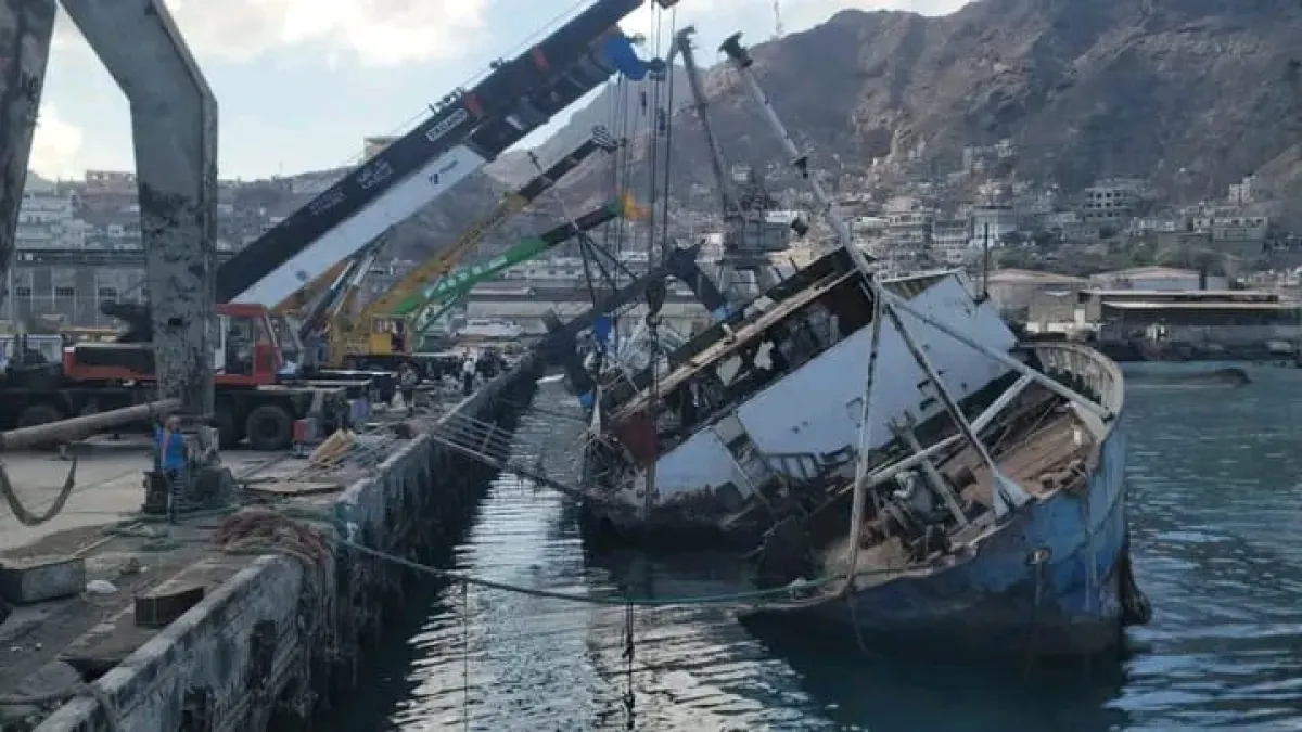 معظمها تتبع العيسي ..  انتشال 22  سفينة غارقة من ميناء عدن