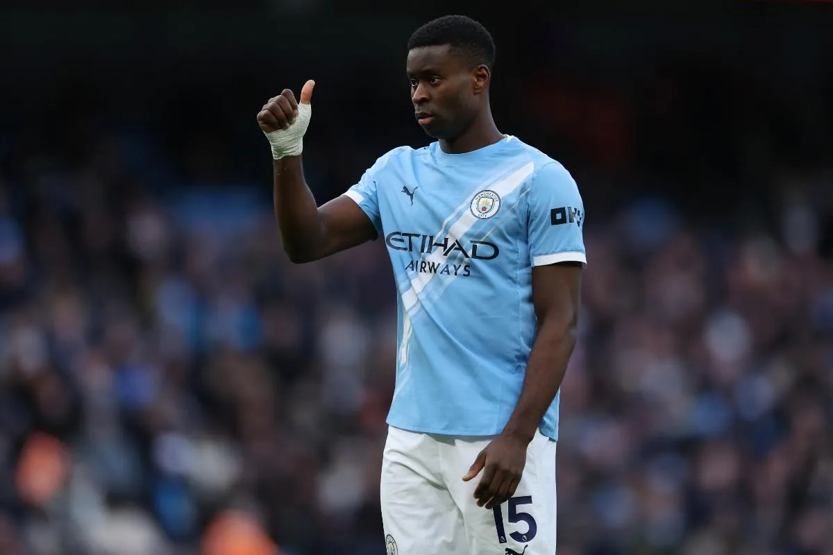 مدافع السيتي يرد على صافرات ليفربول: لا أعرف السبب وأشكر جماهيرنا