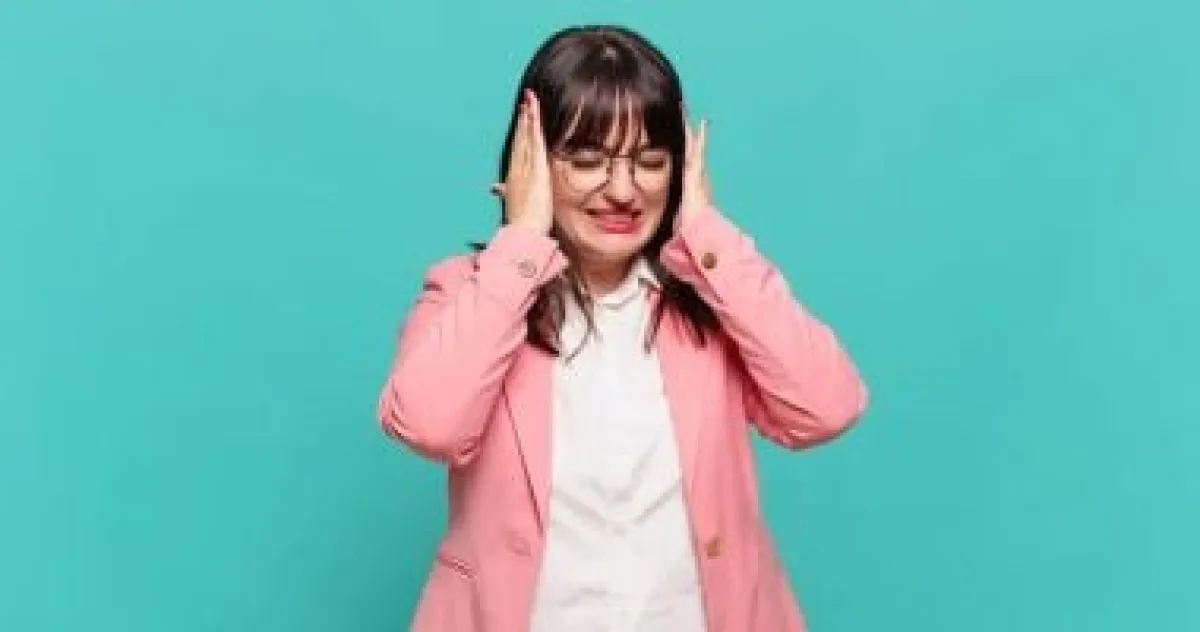 الفرق بين نوبة الهلع والتوتر: 7 علامات تكشف الحقيقة