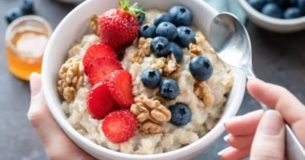 لضبط الكوليسترول: خبراء يحددون التوقيت الذهبي لتناول وجبة الإفطار