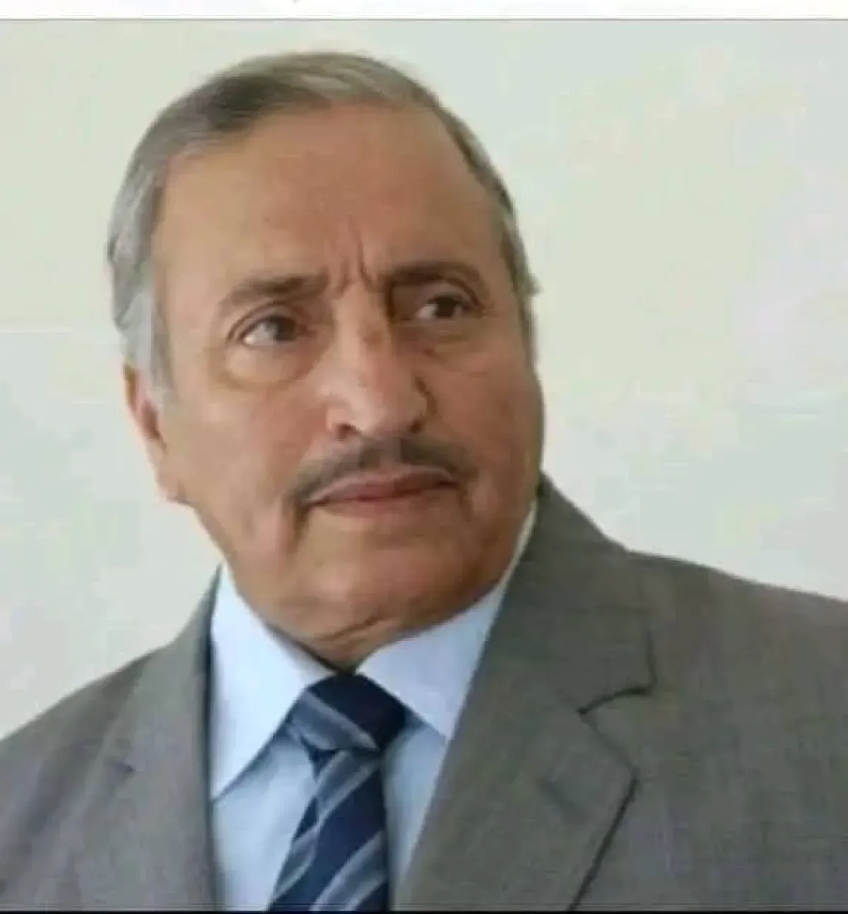 قائد يمني يتخلى عن رتبة "لواء" ولقب "دكتور" احتجاجاً على تدهور المعايير