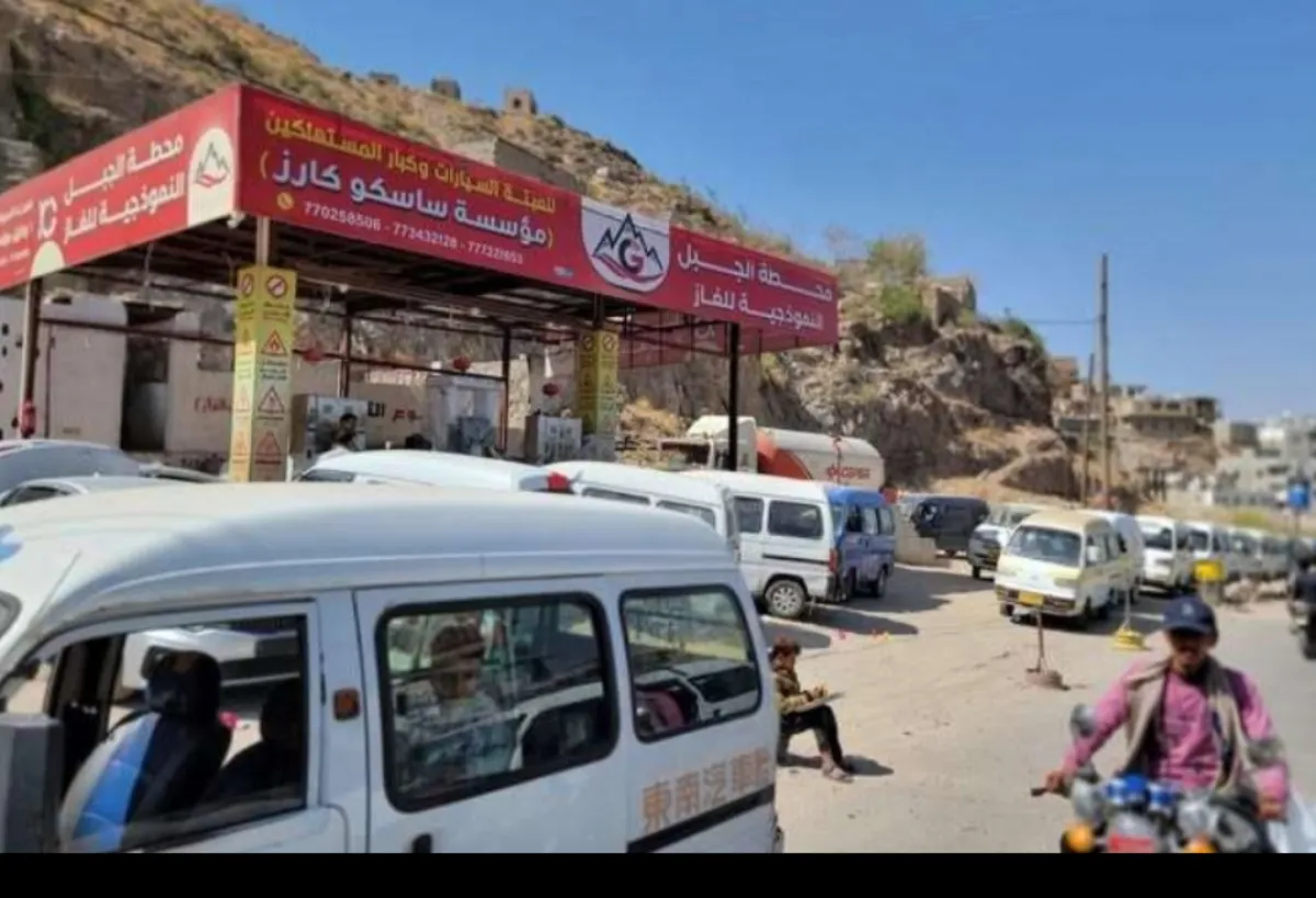 طوابير الغاز تعاود الظهور في تعز وسط انشغال الإخوان بنكبة فبراير