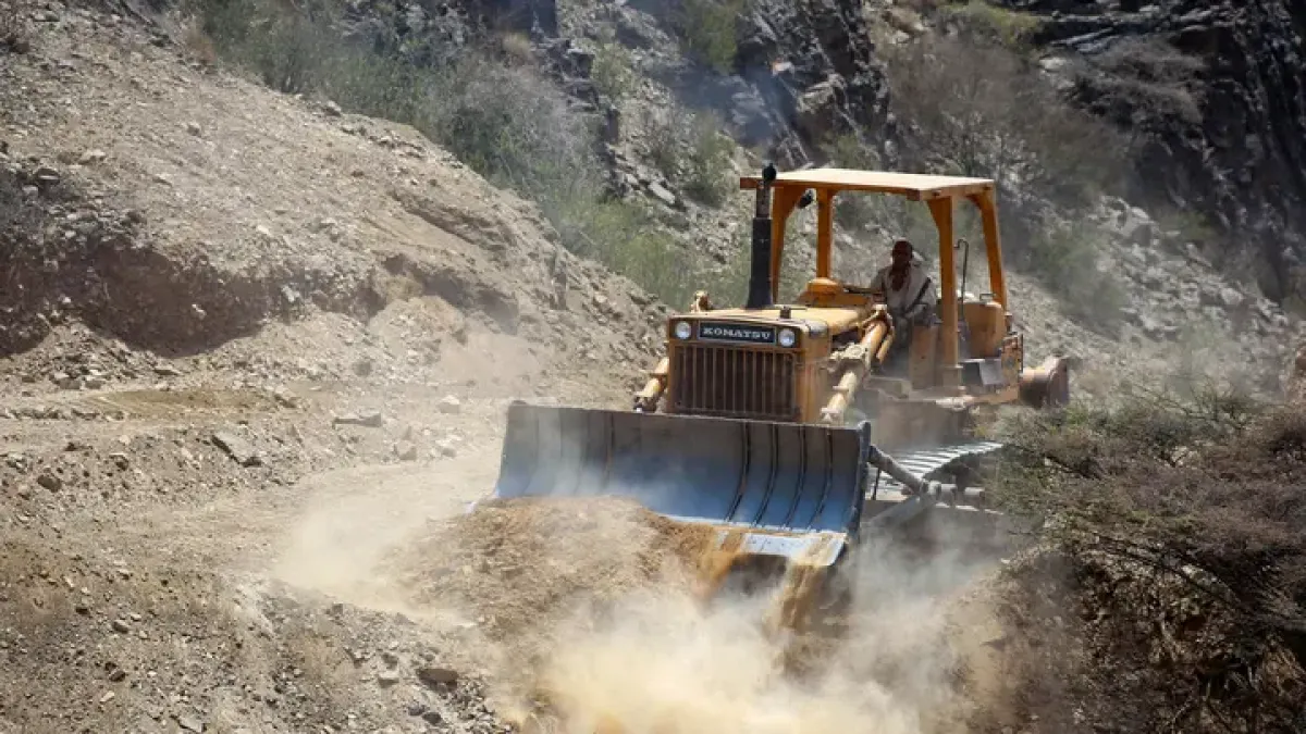 مليشيا الحوثي تستهدف معدة شق طرق في تعز وتوقف مشروعاً حيوياً