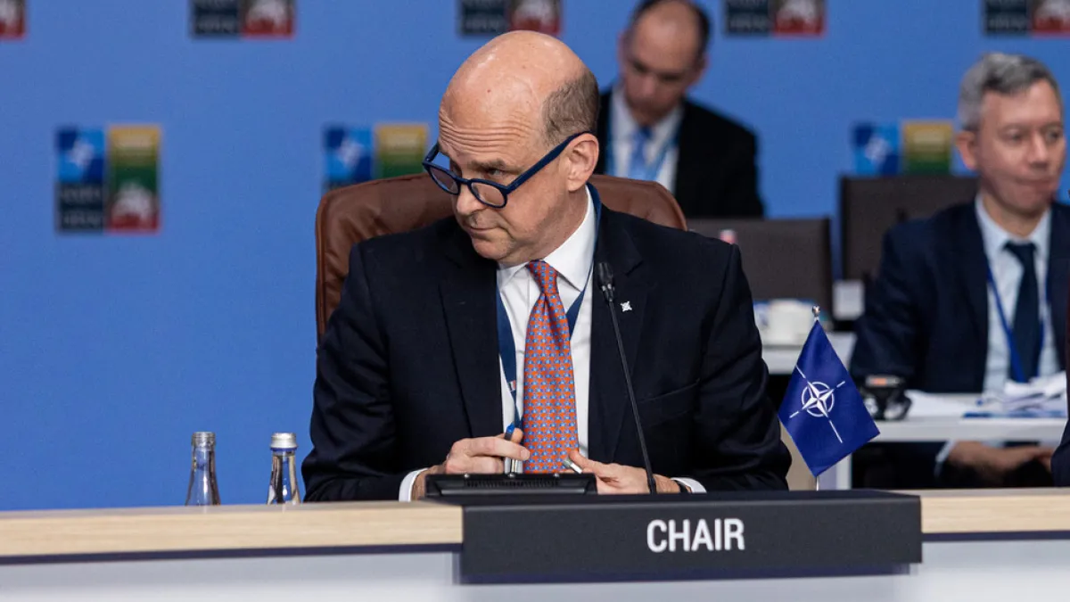 سفير بريطانيا لدى الناتو يواجه فضيحة علاقة مع متدربة شابة