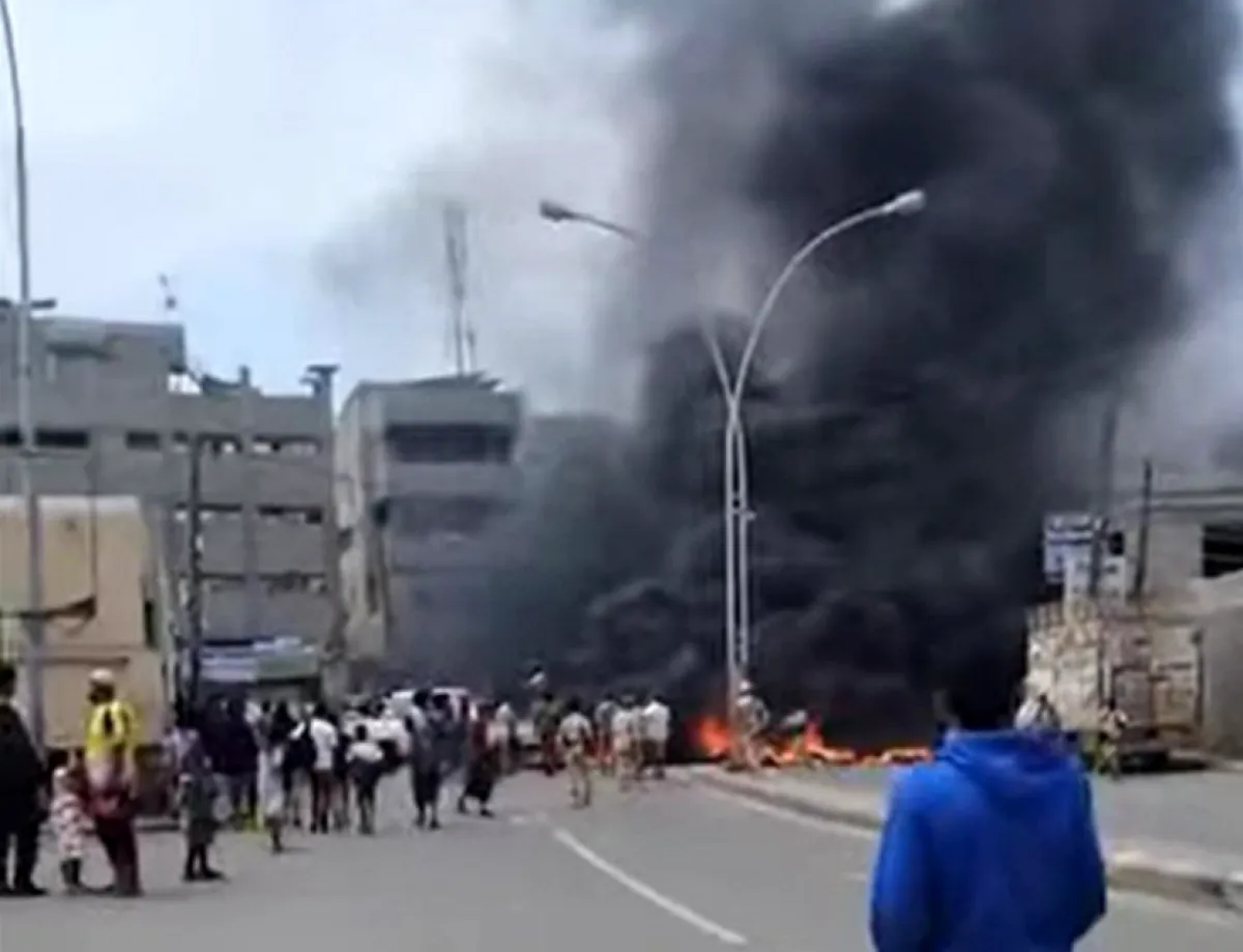 عدن .. أعمال تخريبية وإغلاق شوارع رئيسية في مديرية الشيخ عثمان