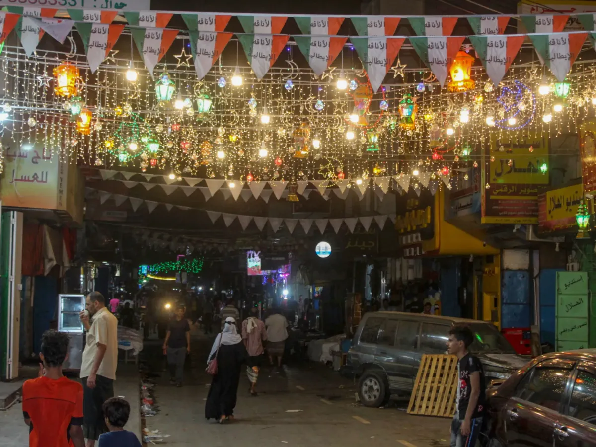 عدن بين التصريحات المملة والافعال الغائبة .. رمضان يطرق الأبواب بتحسن الكهرباء وتصعيد ميداني