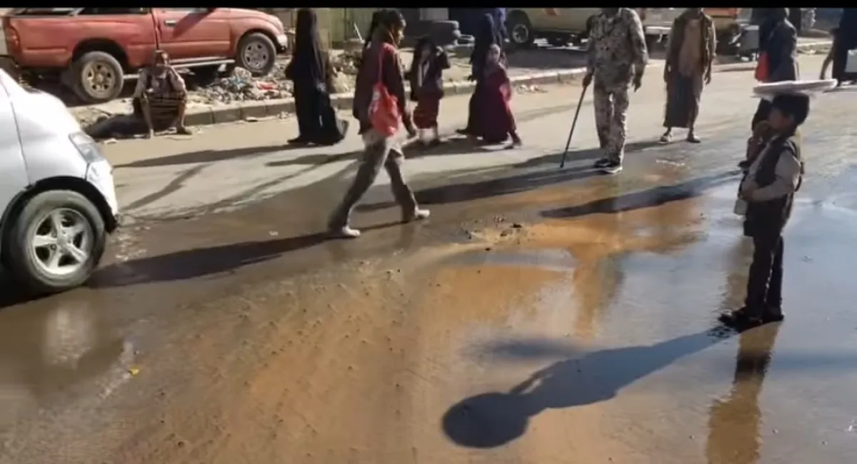 تفجّر شبكة المياه بعد سفلتة الشارع الرئيسي في التربة يثير مطالبات بتحقيق عاجل ومحاسبة المقصرين