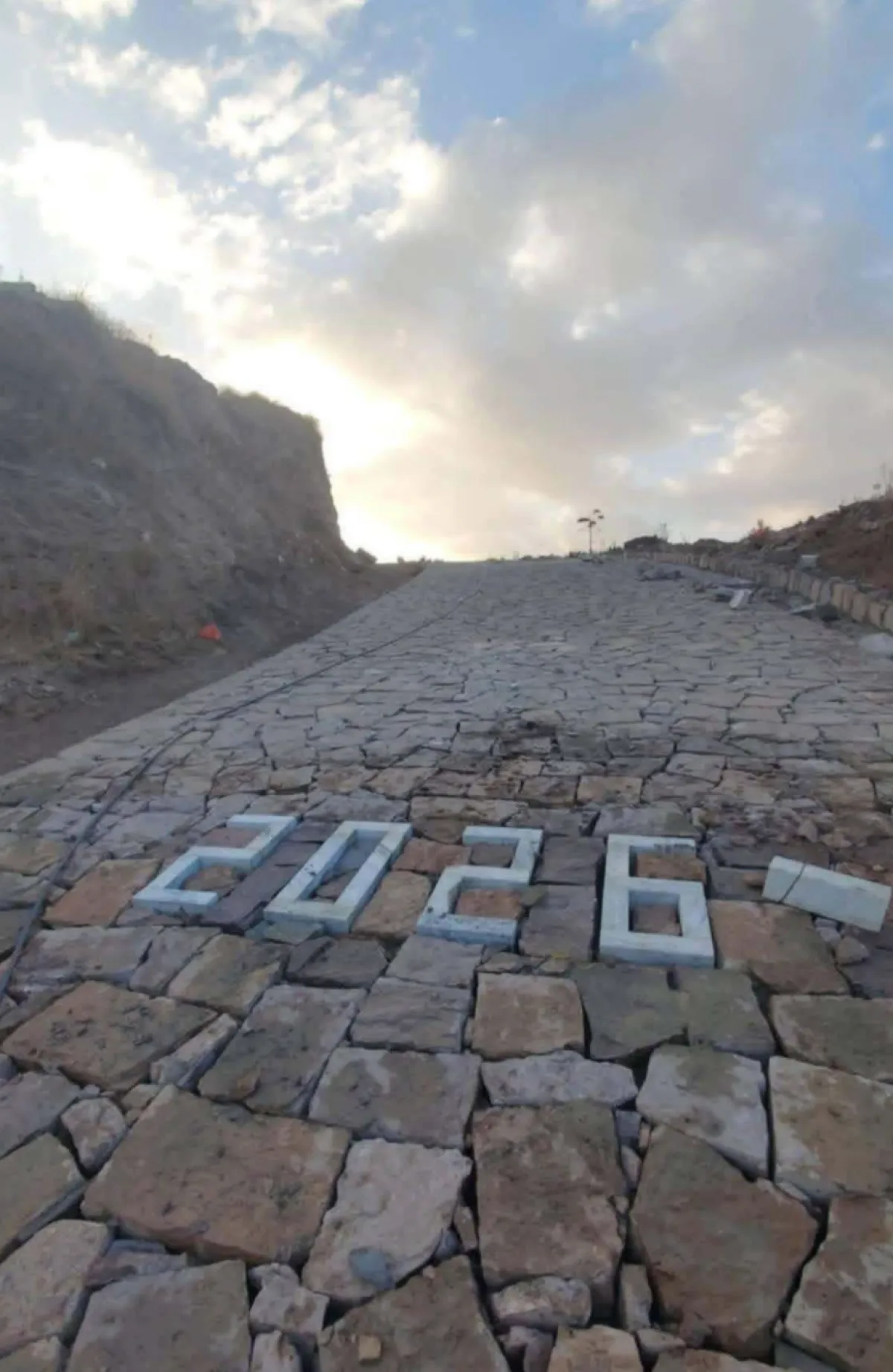 إب.. "جمعية القضاة" الحوثية توقف مشروع رصف طريق "المشنة