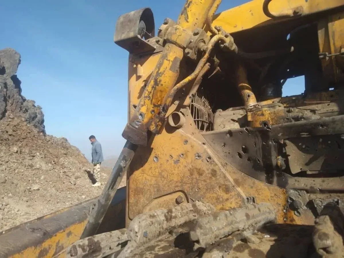 طائرة حوثية تدمر معدات مشروع طريق وتصيب عاملين في تعز