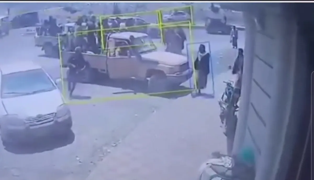 بسبب دفاعه عن أرضه :  فيديو يوثق اعتداء مسلحي عصابة الحوثي على مواطن في صنعاء