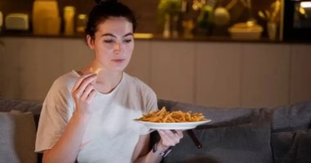 علامات خفية تدل على أنك تفرط في الأكل.. وكيف تتغلب على هذا النمط؟