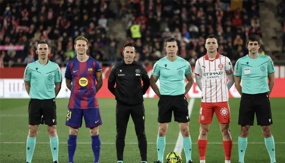 إيقافات وعقوبات صارمة لحكام "الفار" بعد جدل تحكيمي في مواجهتي برشلونة وريال مدريد