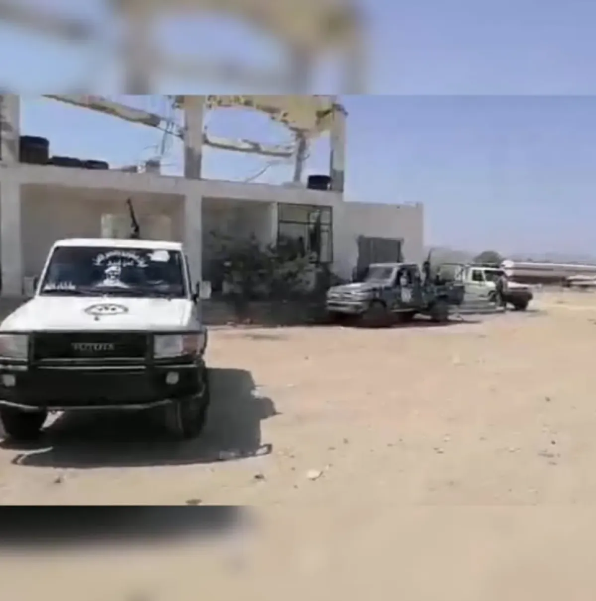 أمن أبين يزيل نقاط جبايات غير قانونية في المحفد ويضبط متورطين