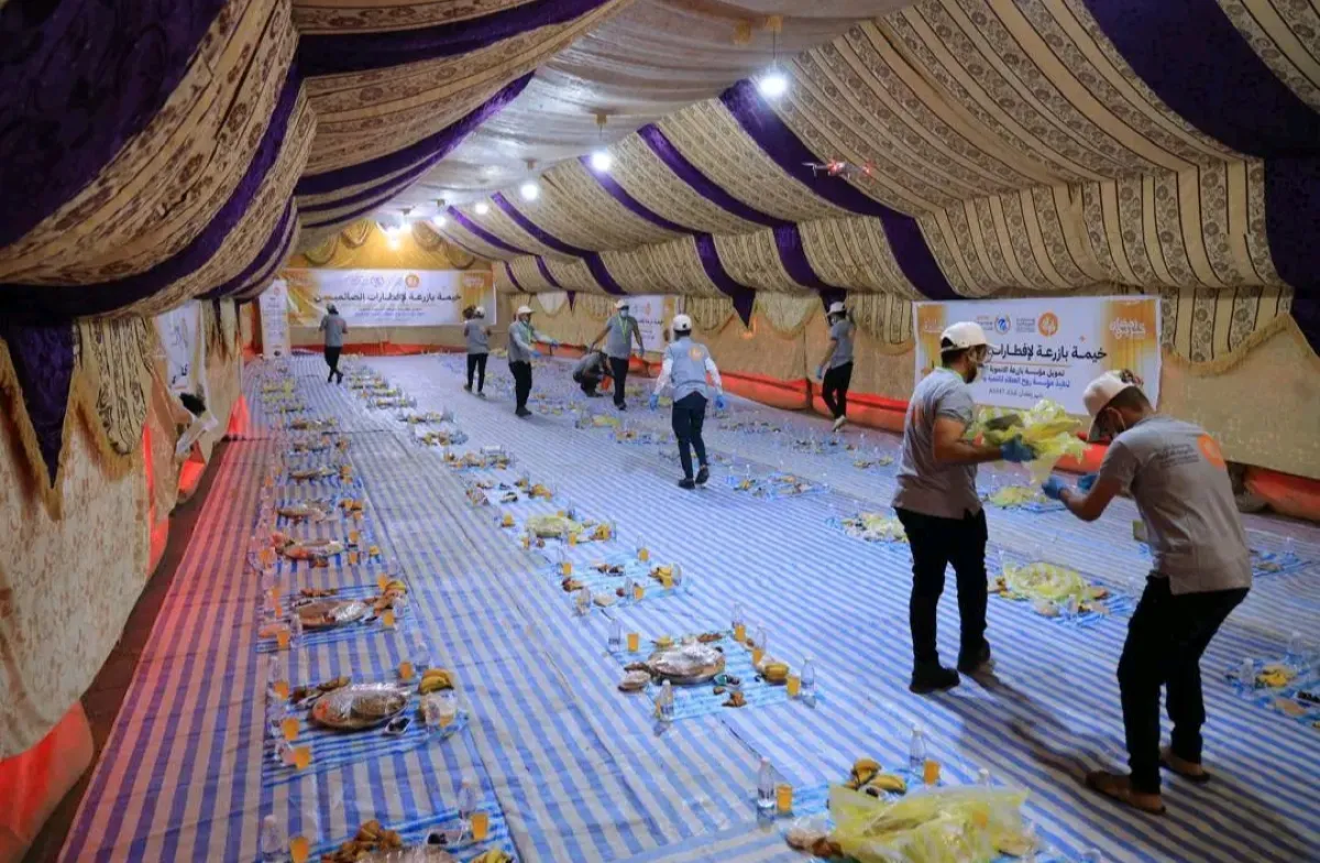 تعز .. مخيم إفطار للصائمين يقدّم 500 وجبة يومياً