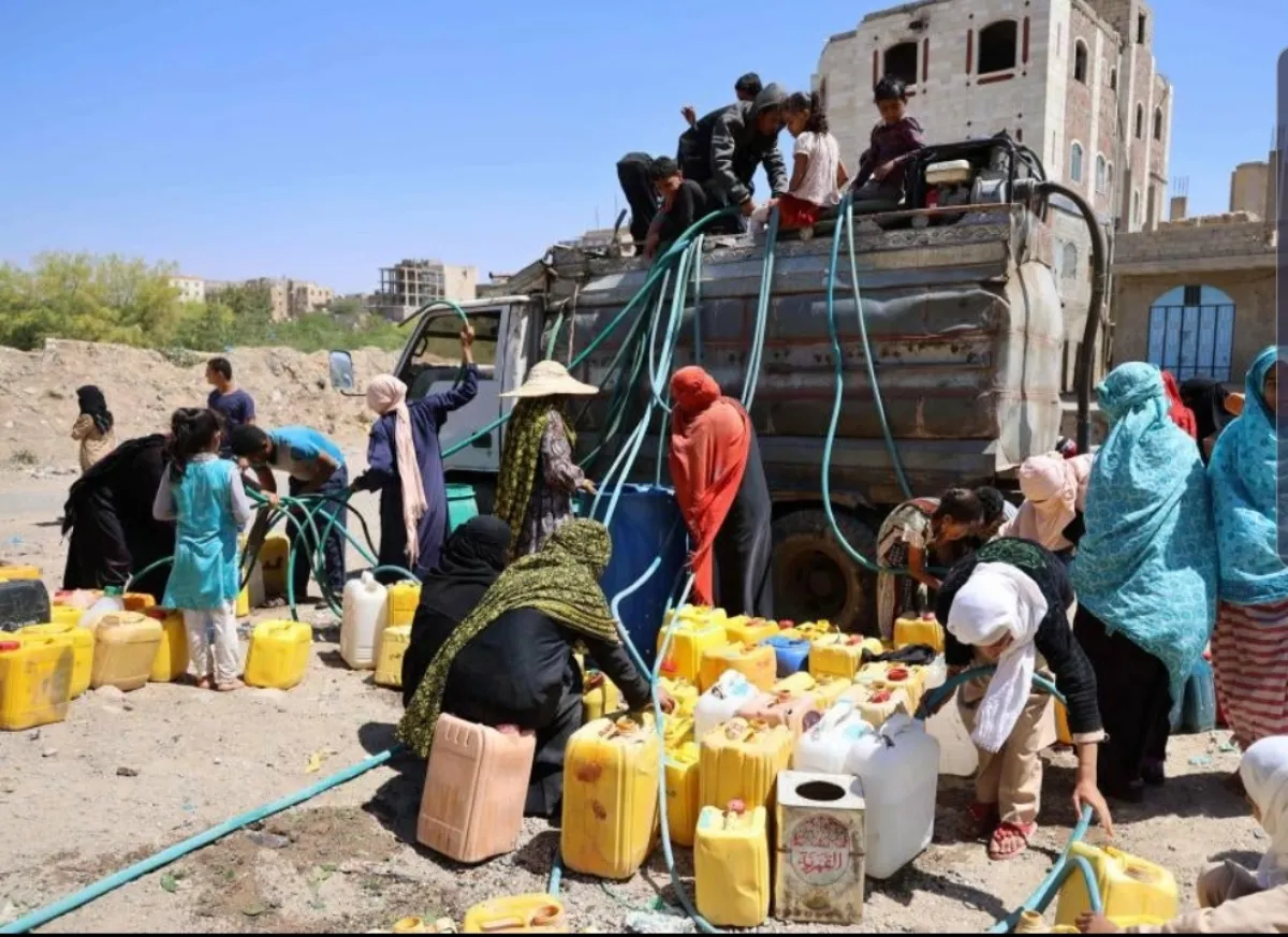 وسط عجز حكومي في تخفيف الازمة:  تزايد معاناة النساء والأطفال في تعز للحصول على المياه خلال رمضان