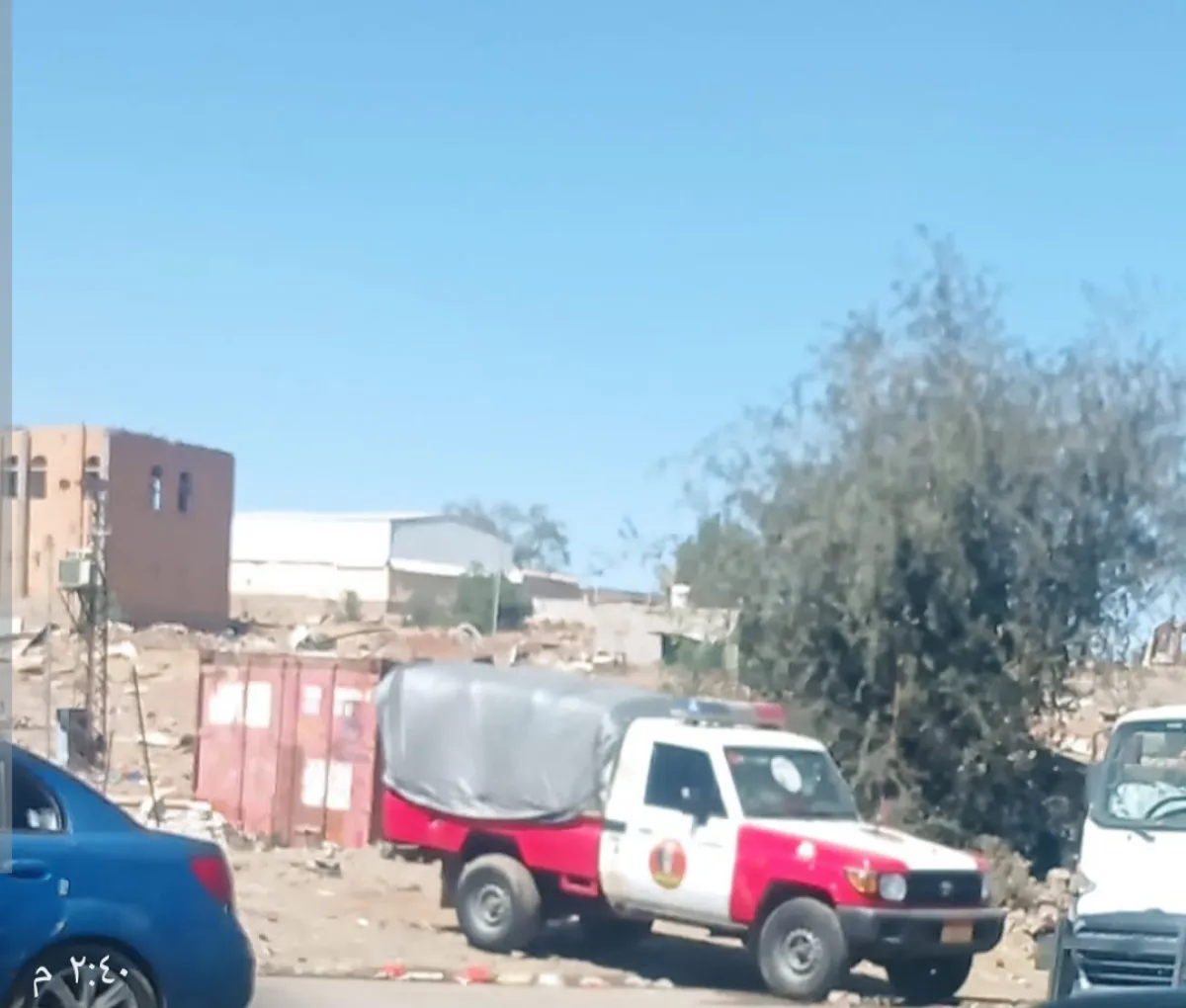 مليشيا الحوثي تسطو على أرضية مواطن في صنعاء وتبني منزلاً شعبياً بحماية مدرعات عسكرية – صور