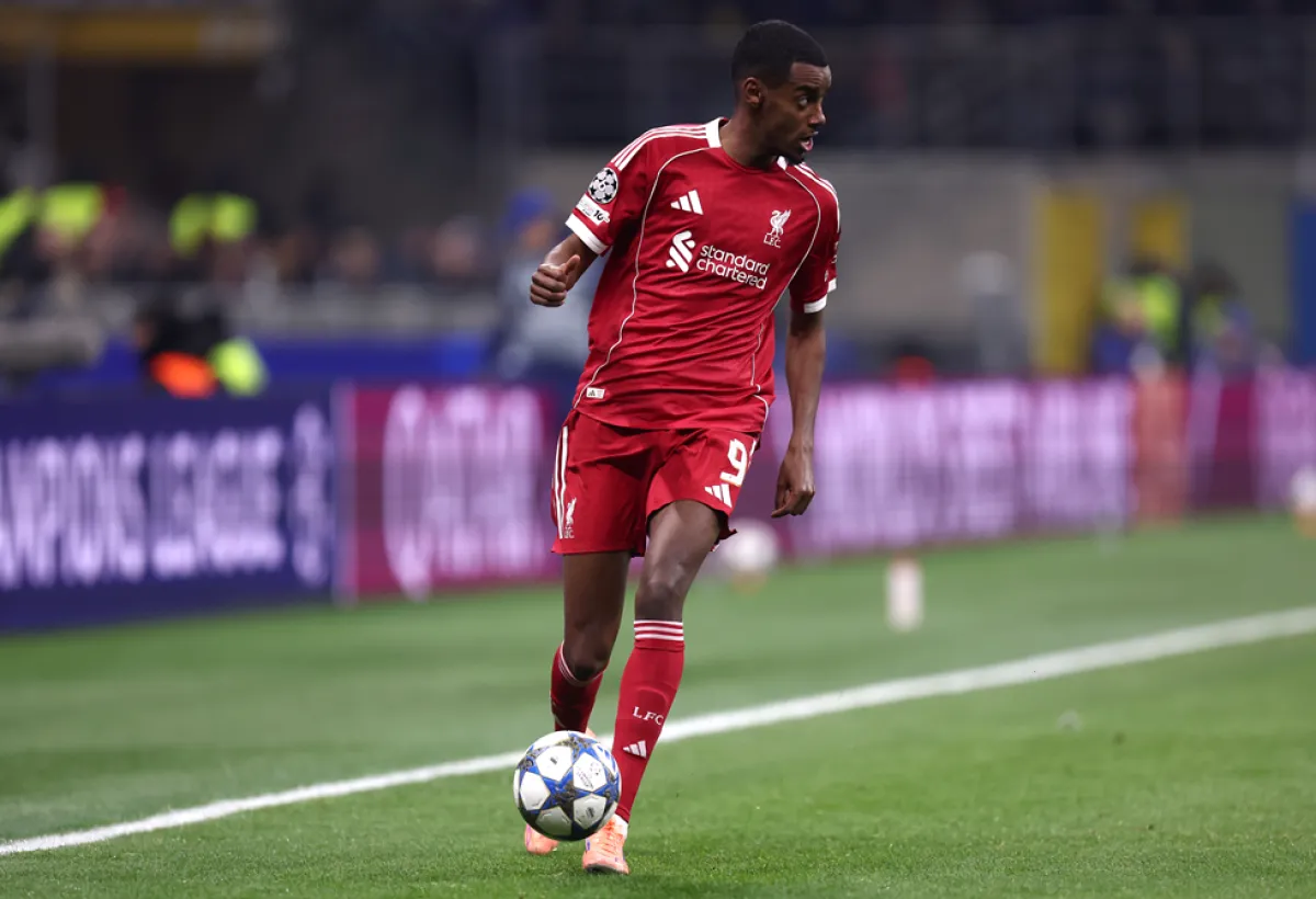 سلوت يرسم ملامح عودة إيزاك.. نهاية مارس أو بداية أبريل لتدريبات ليفربول