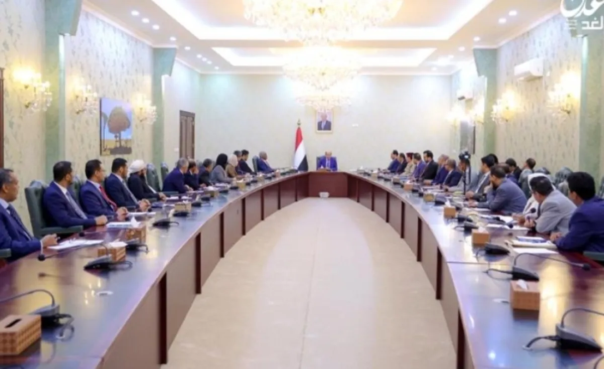 الحكومة تعقد أول اجتماع لها بعدن رغم تظاهرة عشرات من عناصر الانتقالي أمام بوابة المعاشيق