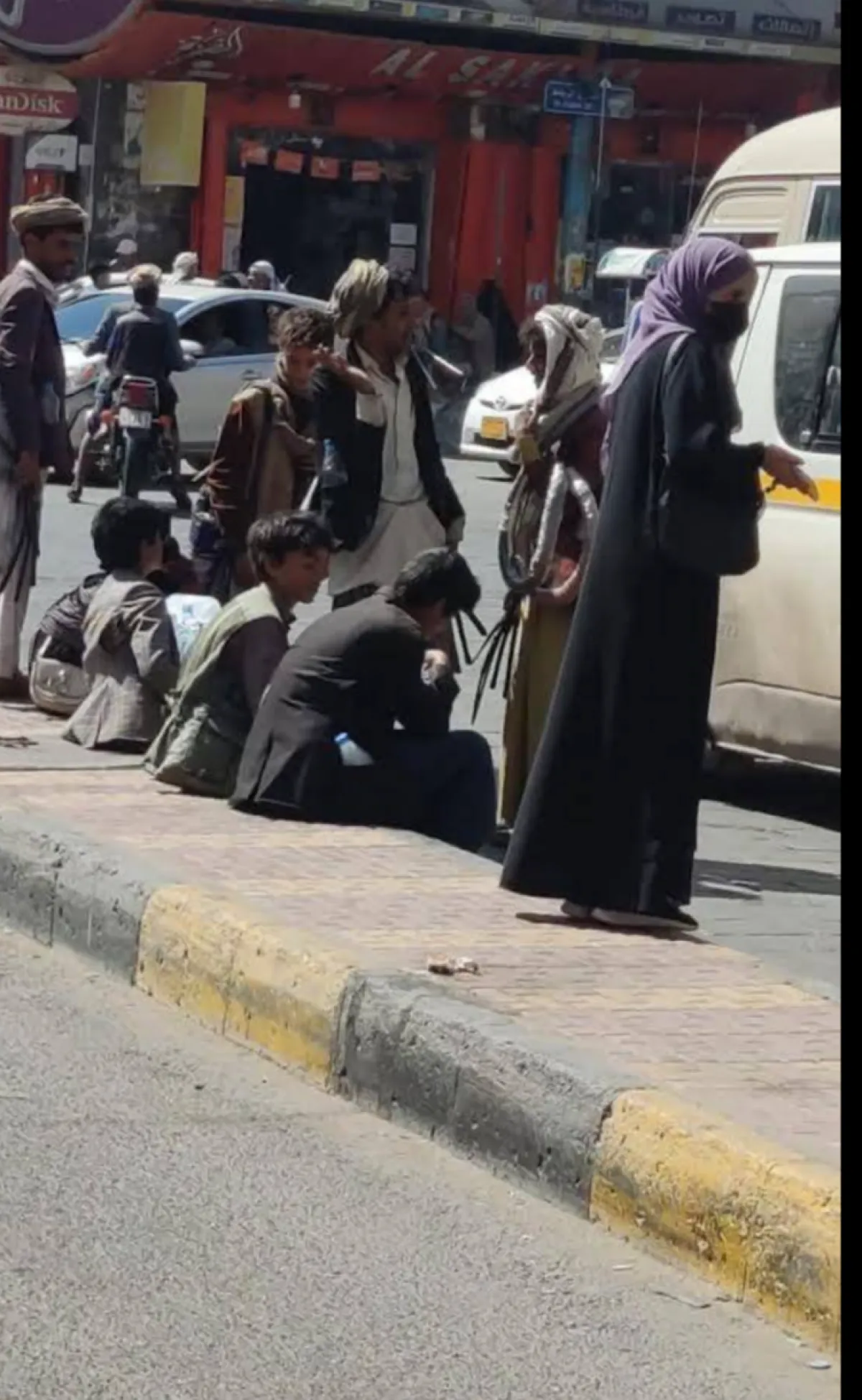 حالة تجويع حوثية في صنعاء يكشفها تزايد المتسولين في الشهر الكريم