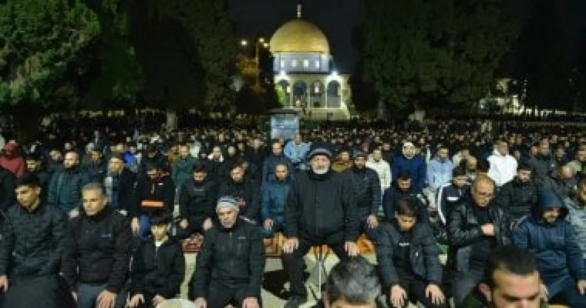 60 ألف مصلٍ يؤدون صلاتي العشاء والتراويح في المسجد الأقصى رغم القيود