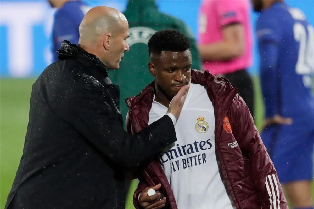 نافاس يكشف سر تألق فينيسيوس ويتعاطف معه بعد واقعة العنصرية