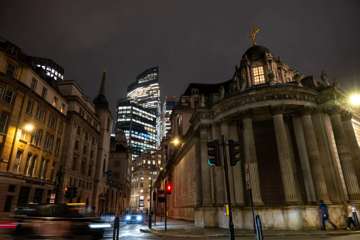 ارتفاع مقلق لبطالة الشباب في بريطانيا يضع سياسات الأجور تحت المجهر