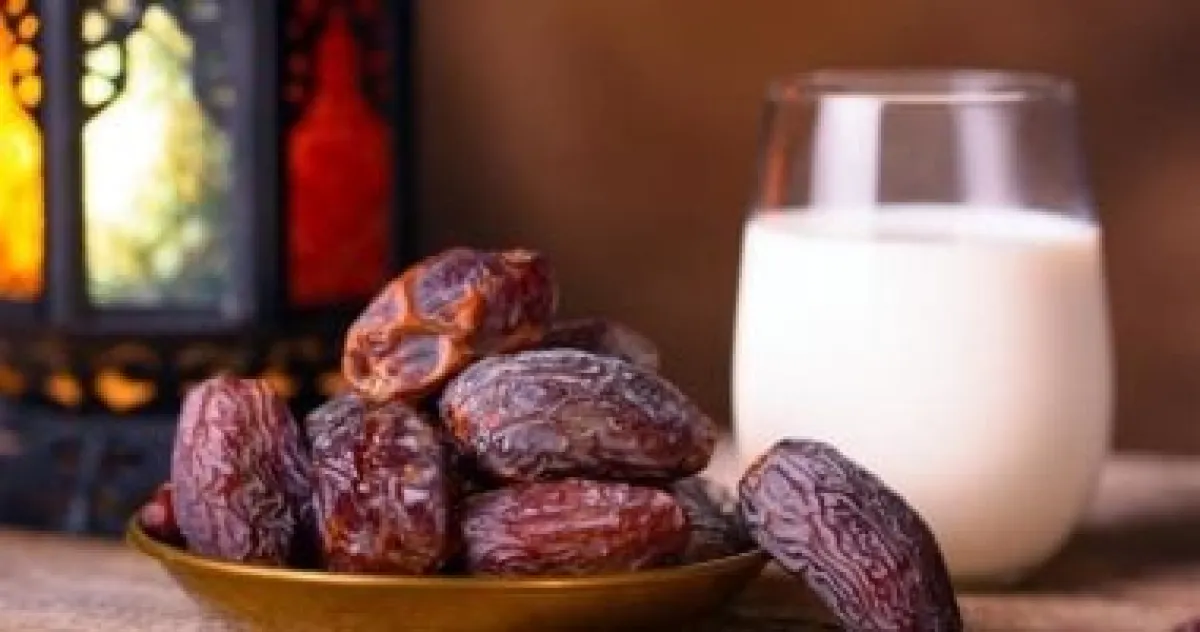 البلح باللبن: مشروب الإفطار الذي يمنحك طاقة فورية ويضبط سكر الدم