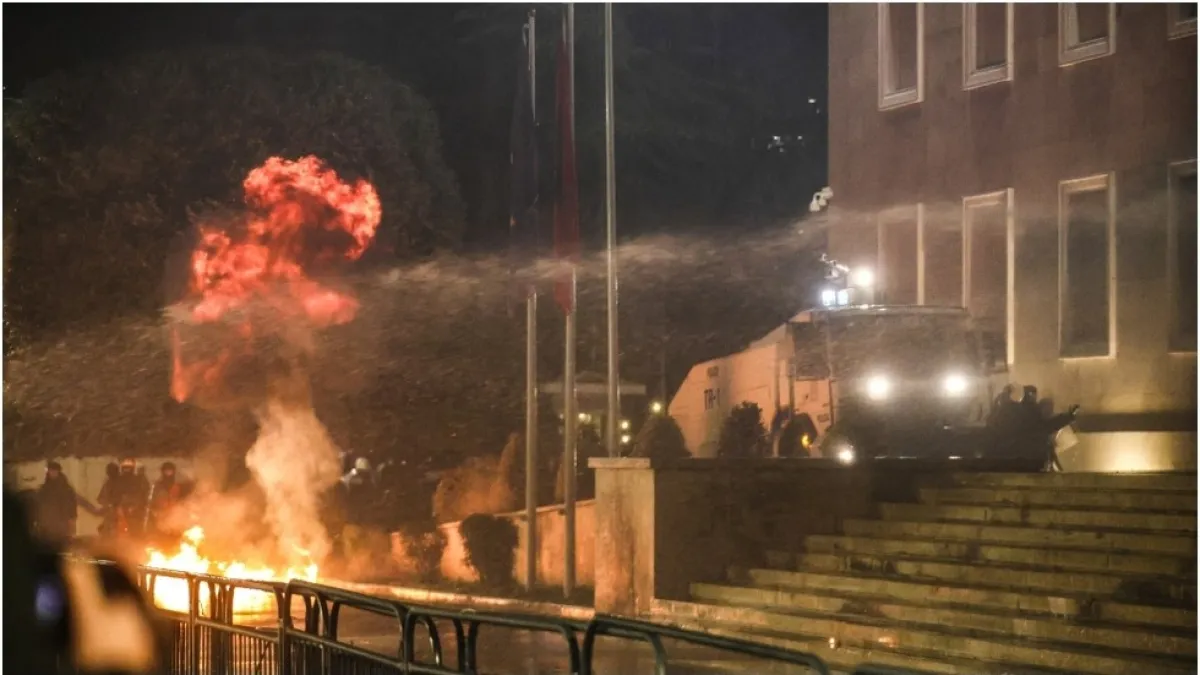 ألبانيا: اشتباكات عنيفة ومحاولات اقتحام مقر رئيس الوزراء في مظاهرة مناهضة للفساد