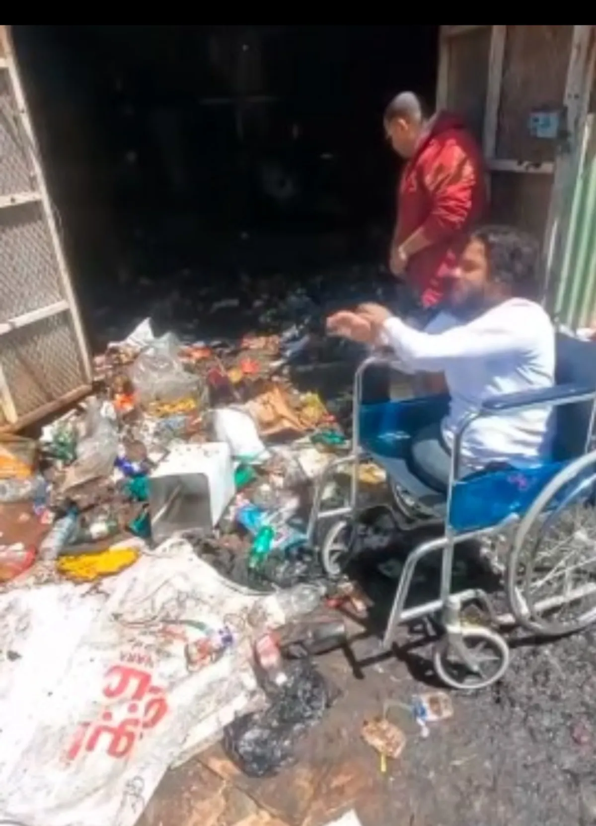 حريق يلتهم بقالة "العسكري" في تعز