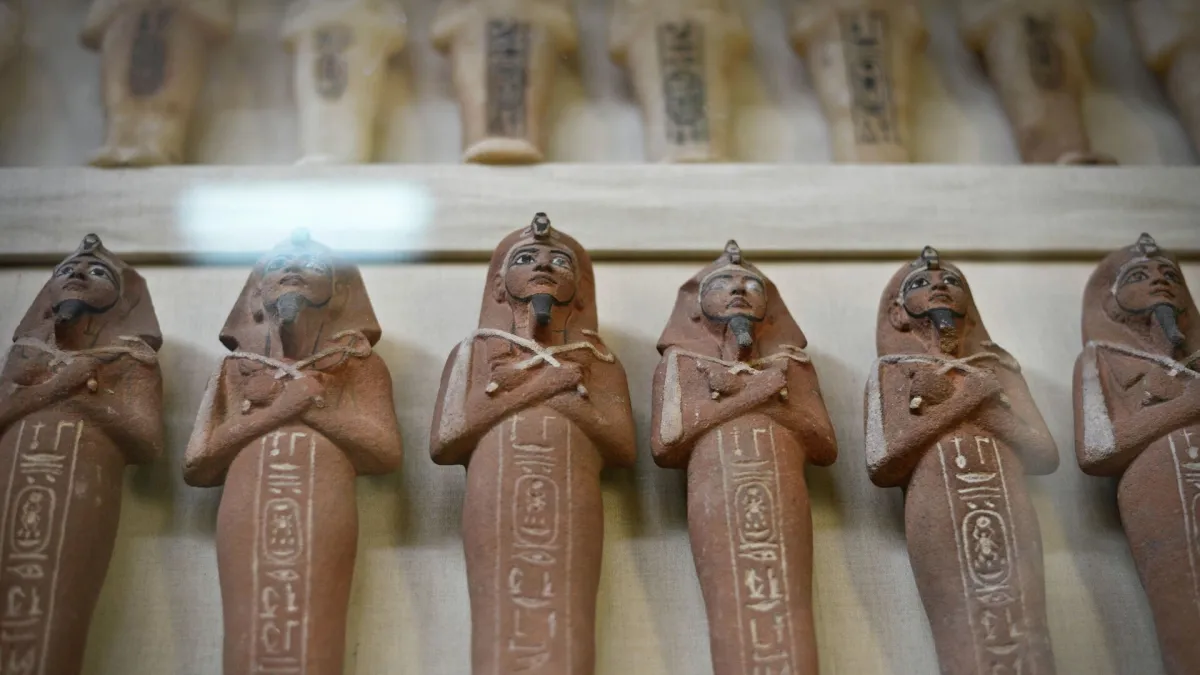 سقوط "سائق توك توك" بالجيزة متلبسًا ببيع تماثيل فرعونية مقلدة