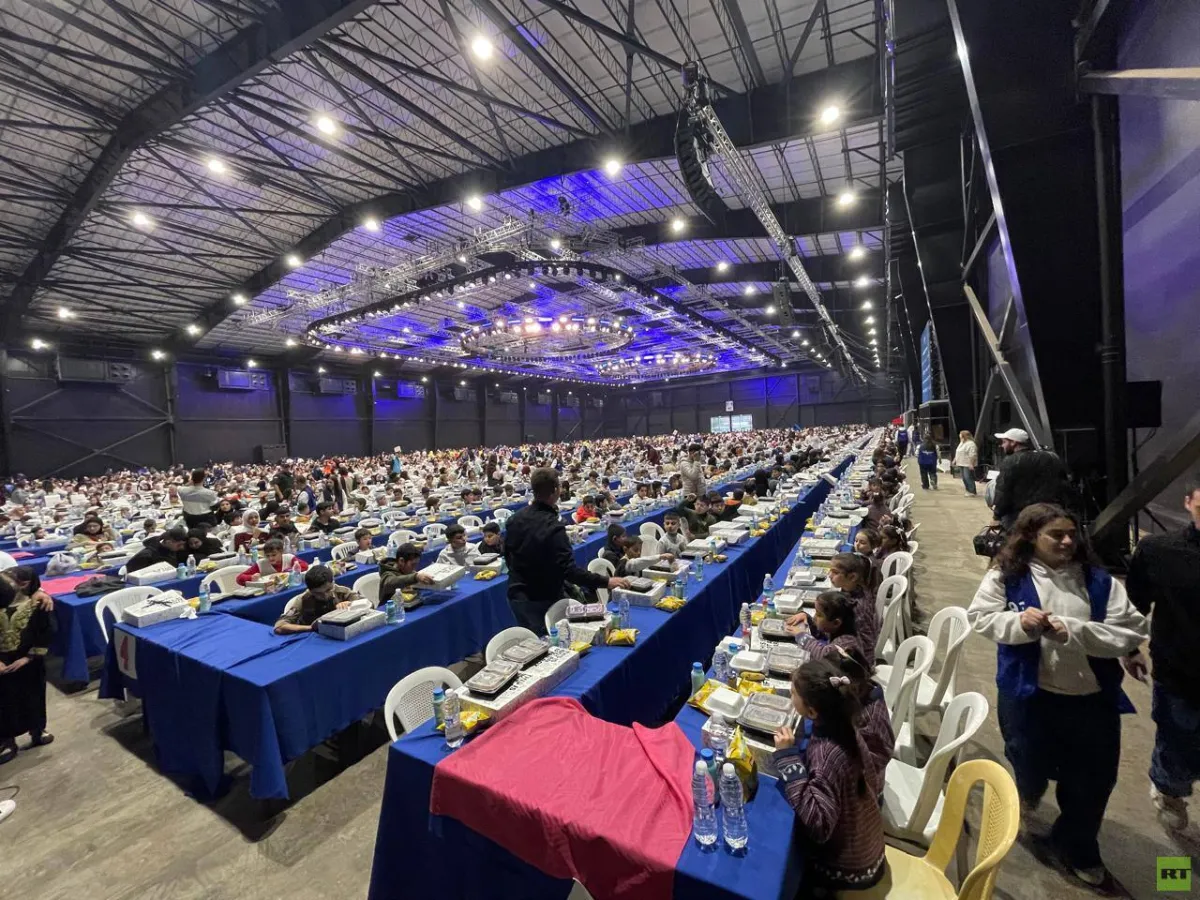 لبنان يجمع الآلاف على "أكبر مائدة إفطار" طمعاً في رقم غينيس