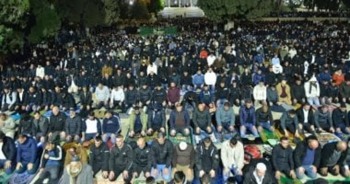 60 ألف مصلٍّ يؤدون صلاتي العشاء والتراويح في الأقصى رغم قيود الاحتلال