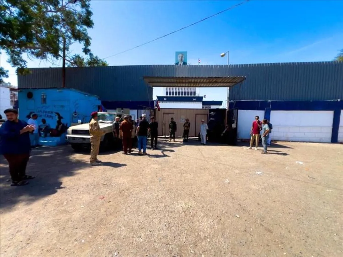 قوات ألوية العمالقة تغلق مقار المجلس الانتقالي المنحل بعدن للمرة الثانية في أقل من شهر