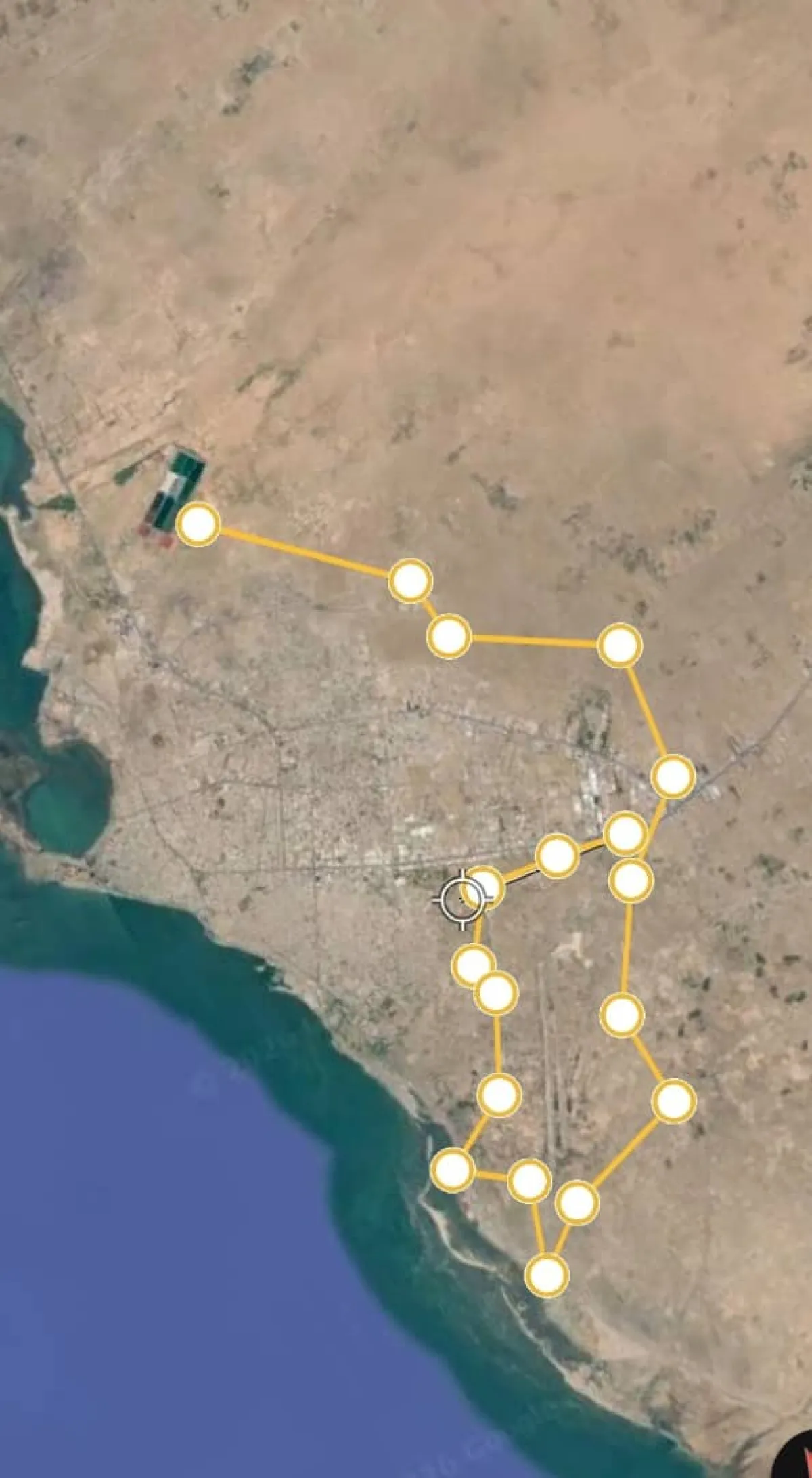 استعدادا لمعارك قادمة :  عصابة الحوثي تحصن مدينة الحديدة بخندق مائي بطول 30 كم وزراعة 250 الف لغم