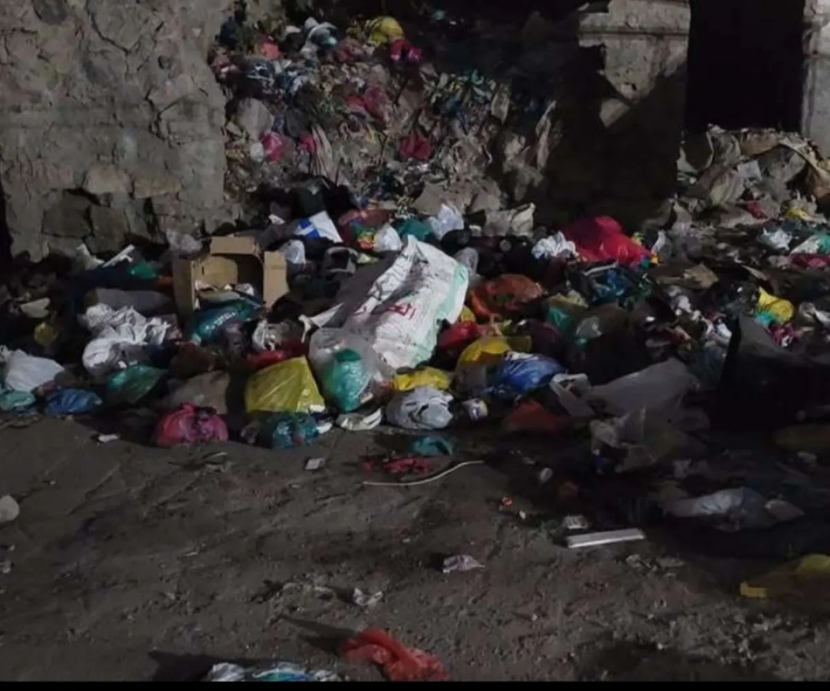 أكوام من القمامة تحاصر حارة إسحاق بتعز وصندوق النظافة منشغل بجمع الجبايات في رمضان